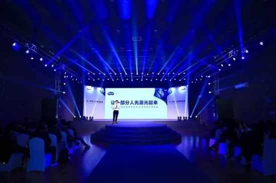 ��������ͶӰ�糱 �����ƽ����񻷾�